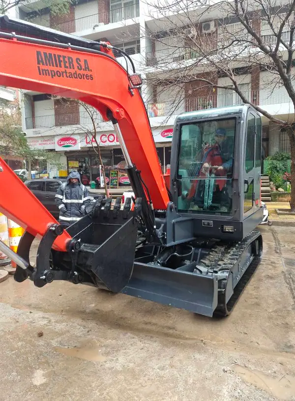 Miniexcavadoras y equipos de obra entregado por AMIFER S.A.