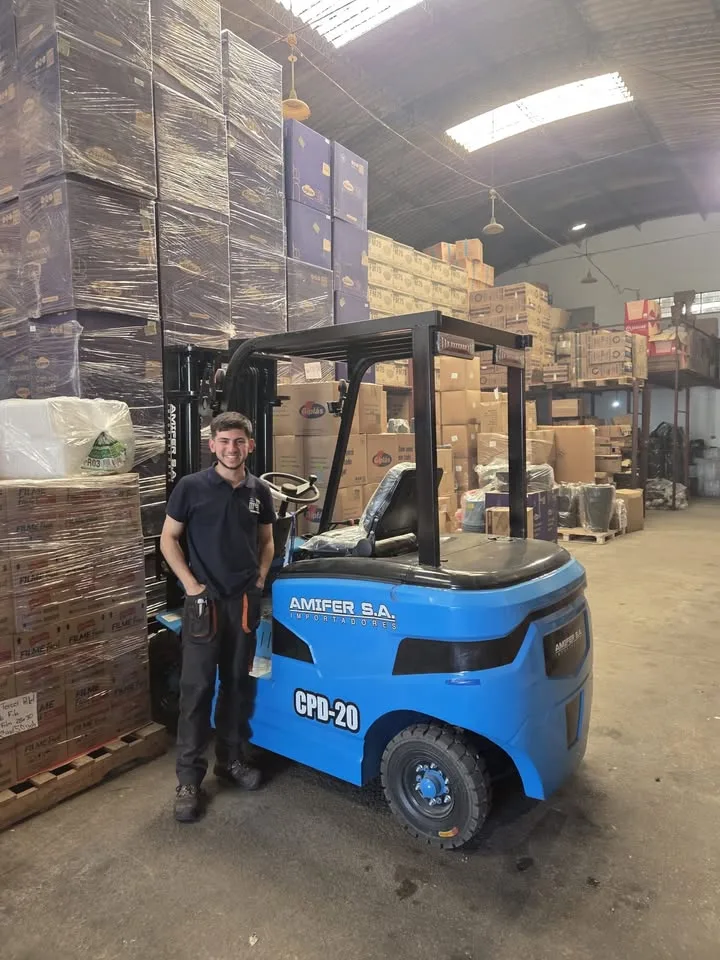 Elevador AMIFER eléctrico 2,0 ton en una entrega de AMIFER