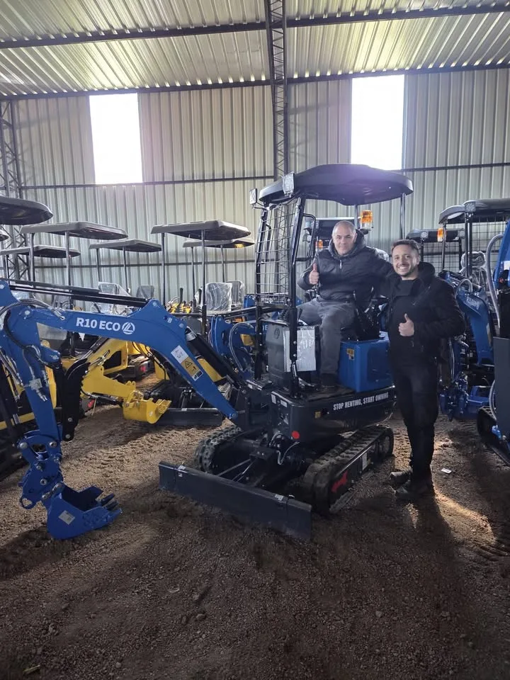 Excavadora AMIFER R10 en una entrega de AMIFER