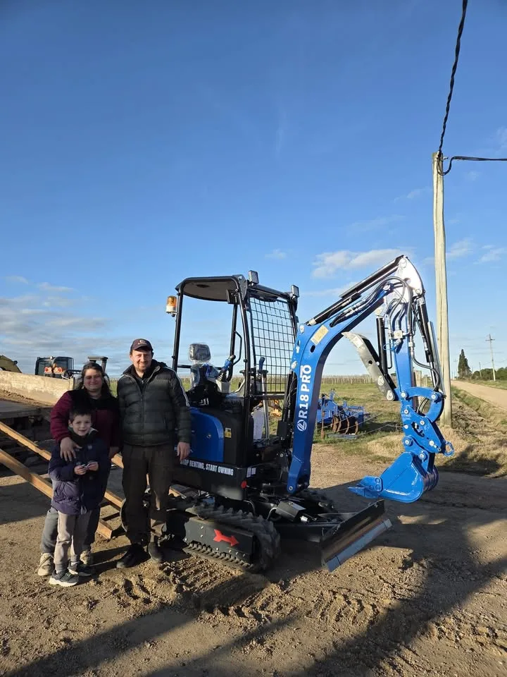 Excavadora AMIFER R18 Pro en una entrega de AMIFER